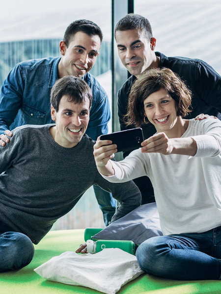 amigos sacandose un selfie